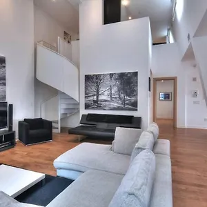 https://stella-stays-stunning-modern-2-floor-penthouse-old-mtl.hotels-in-montreal.org