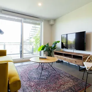 https://swanky-3-bedroom-apartment-atwater-market-by-den-stays.hotels-in-montreal.org